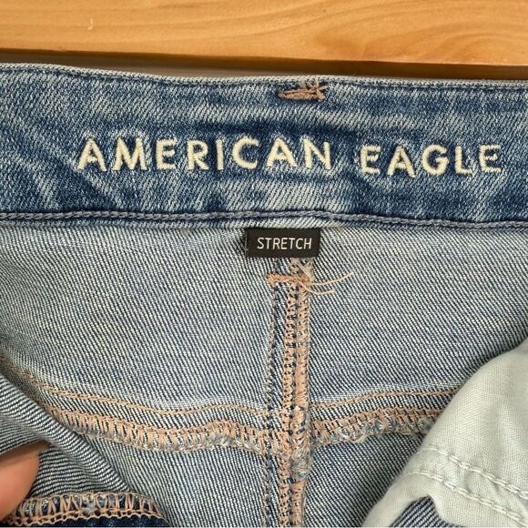 AMERICAN EAGLE | Curvy Hi-Rise Shortie Jean Shorts - Picture 6 of 9